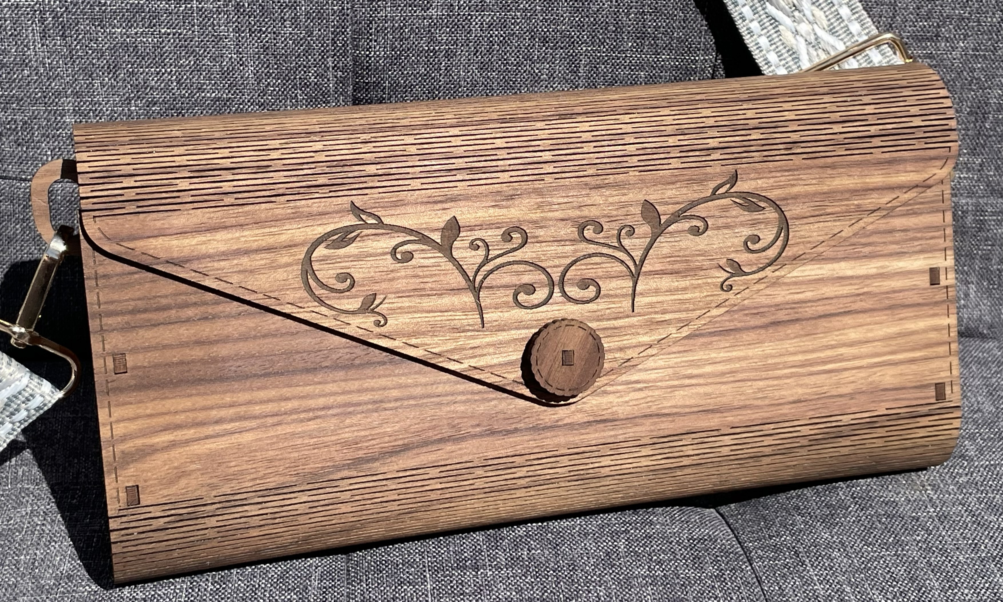 Dirndltascherl aus Holz mit Nussbaumfurnier